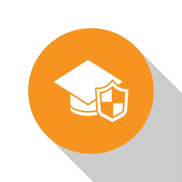 Weiße Graduiertenmütze Mit Schildsymbol Auf Weißem Hintergrund Versicherungskonzept Sicherheit Sicherheit — Stockvektor
