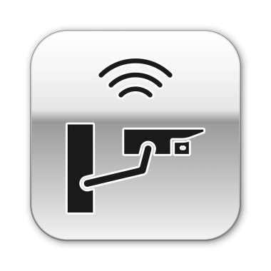 Siyah Akıllı güvenlik kamerası simgesi beyaz arkaplanda izole edildi. İnternet kavramının kablosuz bağlantısı. Gümüş kare düğme. Vektör.