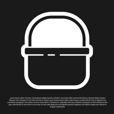 Siyah arka planda siyah sepet simgesi izole edildi. İnternetten satın alma konsepti. Servis tabelası. Alışveriş arabası sembolü. Vektör.