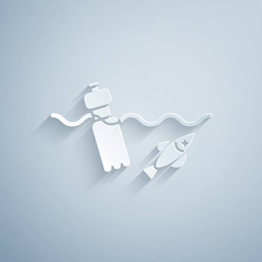 Kağıt kesiği, gri zeminde izole edilmiş okyanus ikonu kirliliği sorunu. Çöpler, plastikler, denizdeki poşetler. Kağıt sanatı tarzı. Vektör İllüstrasyonu.