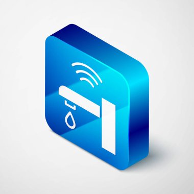 Isometric Akıllı Musluk Sistemi simgesi gri arkaplanda izole edildi. İnternet kavramının kablosuz bağlantısı. Mavi kare düğme. Vektör.