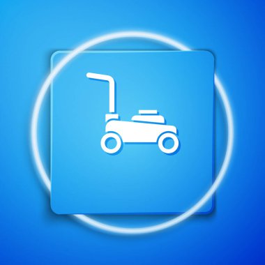 Mavi arka planda beyaz çim biçme makinesi simgesi izole edildi. Çim biçme makinesi çim biçiyor. Mavi kare düğme. Vektör.