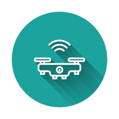 Beyaz çizgi Akıllı İHA sistem simgesi uzun gölgeli izole edildi. Video ve fotoğraf makinesi sembollü dörtlü helikopter. Yeşil daire düğmesi. Vektör.