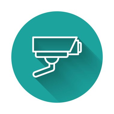 Beyaz çizgi güvenlik kamerası ikonu uzun gölgeli izole edildi. Yeşil daire düğmesi. Vektör.