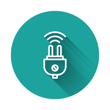 Beyaz çizgi Akıllı elektrik dolgu sistemi simgesi uzun gölgeli izole edilmiş. İnternet kavramının kablosuz bağlantısı. Yeşil daire düğmesi. Vektör.