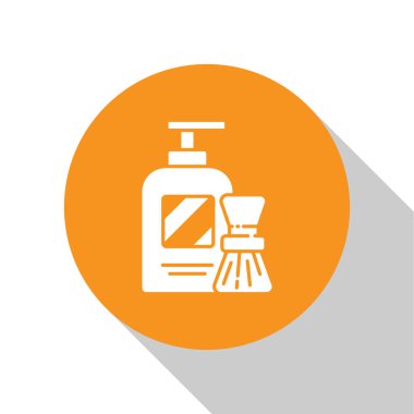 Beyaz arka planda beyaz tıraş jeli köpüğü ve fırça ikonu izole edildi. Tıraş köpüğü. Turuncu daire düğmesi. Vektör İllüstrasyonu.