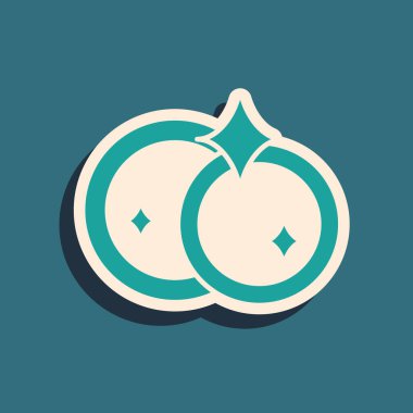 Yeşil bulaşık ikonu yeşil arka planda izole edildi. Bulaşık yıkama ikonu. Bulaşık makinesi tabelası. Masa takımı tabelası temiz. Uzun gölge tarzı. Vektör İllüstrasyonu.