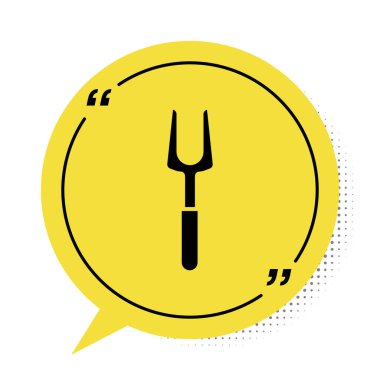 Beyaz arkaplanda siyah barbekü çatalı simgesi izole edildi. Mangal çatalı tabelası. Barbekü ve ızgara aleti. Sarı konuşma balonu sembolü. Vektör İllüstrasyonu.