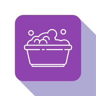 Beyaz çizgi plastik leğen, beyaz arka planda izole edilmiş sabun köpüğü ikonu. Sulu kase. Çamaşır yıkama, temizlik malzemeleri. Mor kare düğme. Vektör İllüstrasyonu.