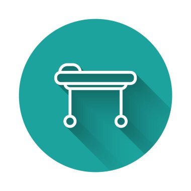 Beyaz çizgi Sedye simgesi uzun gölgeli izole edildi. Hastanenin tıbbi sedyesi. Yeşil daire düğmesi. Vektör İllüstrasyonu.