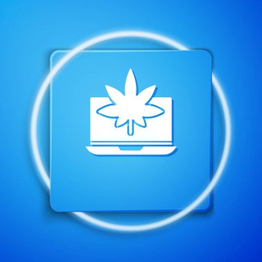 Mavi arka planda beyaz dizüstü bilgisayar ve tıbbi marihuana veya kenevir yaprağı ikonu var. İnternetten satın alma sembolü. Süpermarket sepeti. Mavi kare düğme. Vektör İllüstrasyonu.