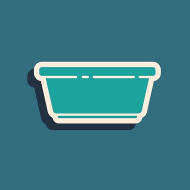 Yeşil arka planda yeşil plastik leğen simgesi izole edildi. Sulu kase. Çamaşır yıkama, temizlik malzemeleri. Uzun gölge tarzı. Vektör İllüstrasyonu.