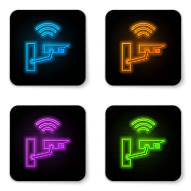 Parlayan neon ışıklı kamera ikonu beyaz arkaplanda izole edildi. İnternet kavramının kablosuz bağlantısı. Siyah kare düğme. Vektör.