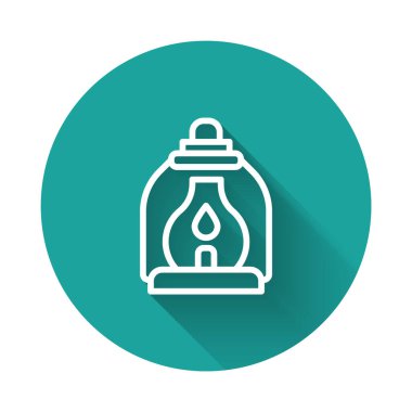 Beyaz çizgi kamp feneri ikonu uzun gölgeli izole edilmiş. Yeşil daire düğmesi. Vektör.