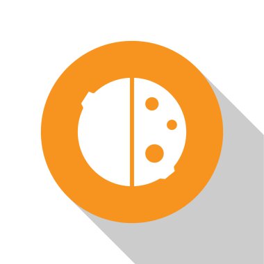 Beyaz arka planda izole edilmiş güneş tutulması simgesi. Tam sonar tutulması. Turuncu daire düğmesi. Vektör İllüstrasyonu.