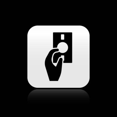 Kara El para simgesini siyah arka planda tutuyor. Dolar ya da USD sembolü. Nakit bankacılık tabelası. Gümüş kare düğme. Vektör İllüstrasyonu.