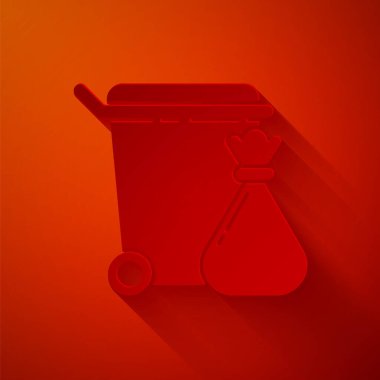 Kağıt kesiği çöp tenekesi ve çöp poşeti simgesi kırmızı arkaplanda izole edilmiş. Çöp kutusu tabelası. Sepet simgesini geri dönüştür. Ofis çöpü ikonu. Kağıt sanatı tarzı. Vektör İllüstrasyonu.