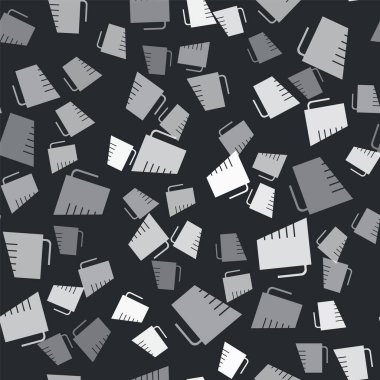 Kuru ve sıvı yiyecek ikonunu ölçmek için gri ölçü kabı siyah arkaplanda izole edilmiş pürüzsüz desen. Plastik şişenin sapı var. Vektör İllüstrasyonu.