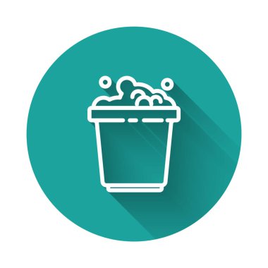 Sabun köpüklü beyaz çizgi kova uzun gölgeli izole edilmiş ikon. Sulu kase. Çamaşır yıkama, temizlik malzemeleri. Yeşil daire düğmesi. Vektör İllüstrasyonu.