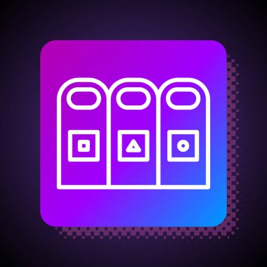 Çöp tenekelerindeki beyaz çizgi çöpü siyah arka planda izole edilmiş çöp simgesiyle. Sepet simgesini geri dönüştür. Kare renk düğmesi. Vektör İllüstrasyonu.