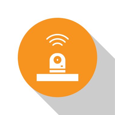 Beyaz Akıllı güvenlik kamerası simgesi beyaz arkaplanda izole edildi. İnternet kavramının kablosuz bağlantısı. Turuncu daire düğmesi. Vektör.