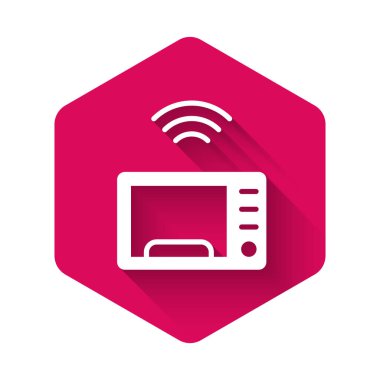 Beyaz Akıllı mikrodalga fırın sistemi ikonu uzun gölgeli izole edilmiş. Ev aletleri simgesi. İnternet kavramının kablosuz bağlantısı. Pembe altıgen düğmesi. Vektör.