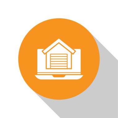 Dizüstü bilgisayar ikonundaki White Online emlak evi beyaz arka planda izole edilmiş. Ev kredisi konsepti, kira, satın alma, mülk alma. Turuncu daire düğmesi. Vektör.