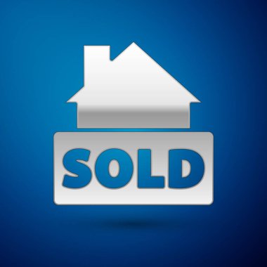 Mavi arka planda izole edilmiş metin ikonu satılan gümüş asılı işareti. Çıkartma satıldı. Tabela satıldı. Vektör.