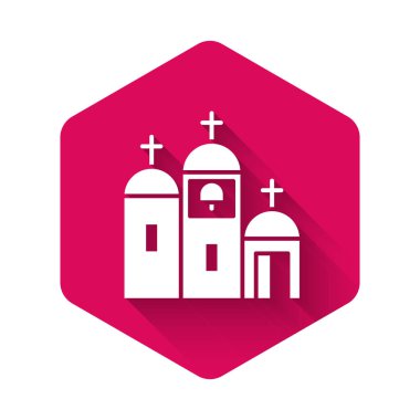 Beyaz Kilise binası simgesi uzun gölgelerle izole edilmiş. Hıristiyan Kilisesi. Kilisenin dini. Pembe altıgen düğmesi. Vektör İllüstrasyonu.