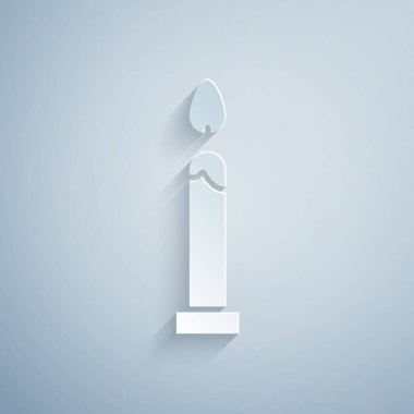 Kağıt kesiği, gri arkaplanda izole edilmiş yanan mum simgesi. Silindirik mum çubuğu ve yanan ateş. Kağıt sanatı tarzı. Vektör İllüstrasyonu.