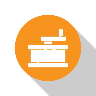 Beyaz arka planda beyaz elle öğütücü simgesi izole edildi. Turuncu daire düğmesi. Vektör İllüstrasyonu.