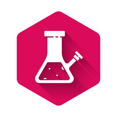 Esrar içmek için beyaz cam bong ya da uzun gölgeli kenevir ikonu. Pembe altıgen düğmesi. Vektör İllüstrasyonu.