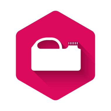 Motor yağı ikonu için uzun gölgeli beyaz plastik kutu. Benzin bidonu. Yağ değiştirme ve onarım servisi. Pembe altıgen düğmesi. Vektör İllüstrasyonu.