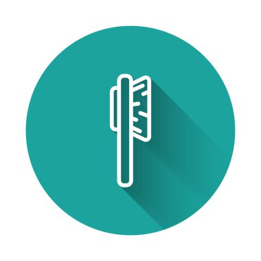 Beyaz çizgi saç fırçası ikonu uzun gölgeli izole edilmiş. Taraklı saç işareti. Berber sembolü. Yeşil daire düğmesi. Vektör İllüstrasyonu.