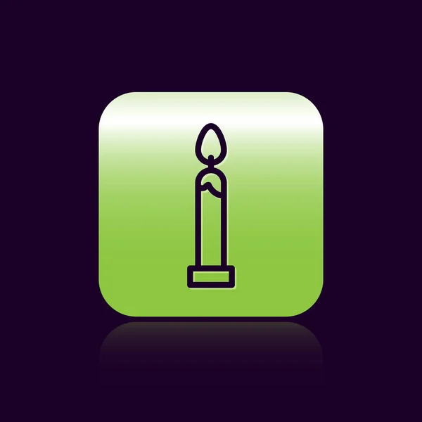 黑线燃烧的蜡烛图标孤立在黑色背景 圆柱形蜡烛与燃烧的火焰粘在一起 绿色正方形按钮 病媒图解 — 图库矢量图片