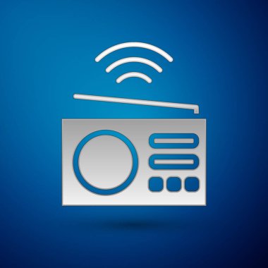 Silver Smart radyo sistemi simgesi mavi arkaplanda izole edildi. İnternet kavramının kablosuz bağlantısı. Vektör.