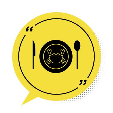 Beyaz arka planda izole edilmiş bir tabak ikonunda siyah yengeç. Sarı konuşma balonu sembolü. Vektör..