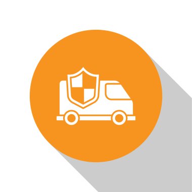 Beyaz arka planda kalkan simgesi olan beyaz araba. Sigorta konsepti. Güvenlik, güvenlik, koruma, konsept koruma. Turuncu daire düğmesi. Vektör..