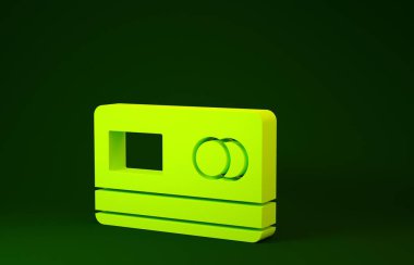 Yeşil arkaplanda sarı kredi kartı simgesi izole edildi. Çevrimiçi ödeme. Nakit çekilmesi. Finansal operasyonlar. Alışveriş tabelası. Minimalizm kavramı. 3d illüstrasyon 3B canlandırma