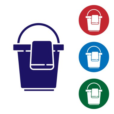 Beyaz arkaplanda izole edilmiş paçavra simgesi olan mavi kova. Temizlik hizmeti konsepti. Renkli kare düğmelerle simgeleri ayarla. Vektör İllüstrasyonu.