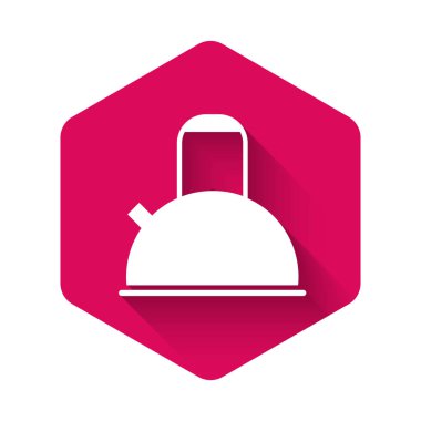 Uzun gölgeli ikonlu beyaz çaydanlık. Çaydanlık ikonu. Pembe altıgen düğmesi. Vektör İllüstrasyonu.