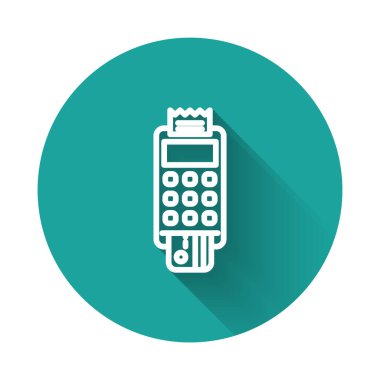 Beyaz çizgi POS terminali, eklenen kredi kartı ve uzun gölgeli basılı alıcı simgesi. NFC ödeme konsepti. Yeşil daire düğmesi. Vektör İllüstrasyonu.