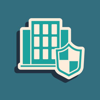 Yeşil arka planda kalkan simgesi olan yeşil ev. Sigorta konsepti. Güvenlik, güvenlik, koruma, konsept koruma. Uzun gölge tarzı. Vektör..