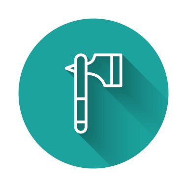 Beyaz çizgi tahta balta ikonu uzun gölgeli izole edilmiş. Oduncu baltası. Yeşil daire düğmesi. Vektör.