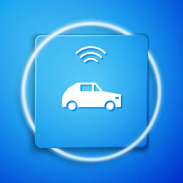 Wit Smart autosysteem met draadloos aansluitpictogram geïsoleerd op blauwe achtergrond. Blauwe vierkante knop. Vector — Stockvector
