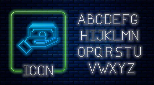 Glowing neon Empilha dinheiro de papel em dinheiro na mão ícone isolado no fundo da parede de tijolo. Conceito de seguro. Dinheiro empilha notas. Moeda de conta. Alfabeto claro de néon. Vetor . — Vetor de Stock