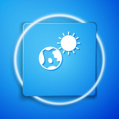 Beyaz Dünya küresi ve güneş ikonu mavi arka planda izole edilmiş. Dünya ya da Dünya işareti. Küresel internet sembolü. Geometrik şekiller. Mavi kare düğme. Vektör İllüstrasyonu.