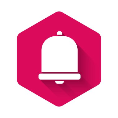 Beyaz Kilise çan simgesi uzun gölgelerle izole edilmiş. Alarm sembolü, servis zili, el zili işareti, uyarı sembolü. Pembe altıgen düğmesi. Vektör İllüstrasyonu.