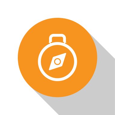 Beyaz Pusula simgesi beyaz arkaplanda izole edildi. Rüzgâr yön bulma sembolü. Rüzgar gül işareti. Turuncu daire düğmesi. Vektör İllüstrasyonu.