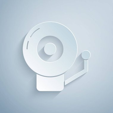 Kağıt kesiği. Gri arkaplanda izole edilmiş zil simgesi. Alarm sembolü, servis zili, el zili işareti, uyarı sembolü. Kağıt sanatı tarzı. Vektör.